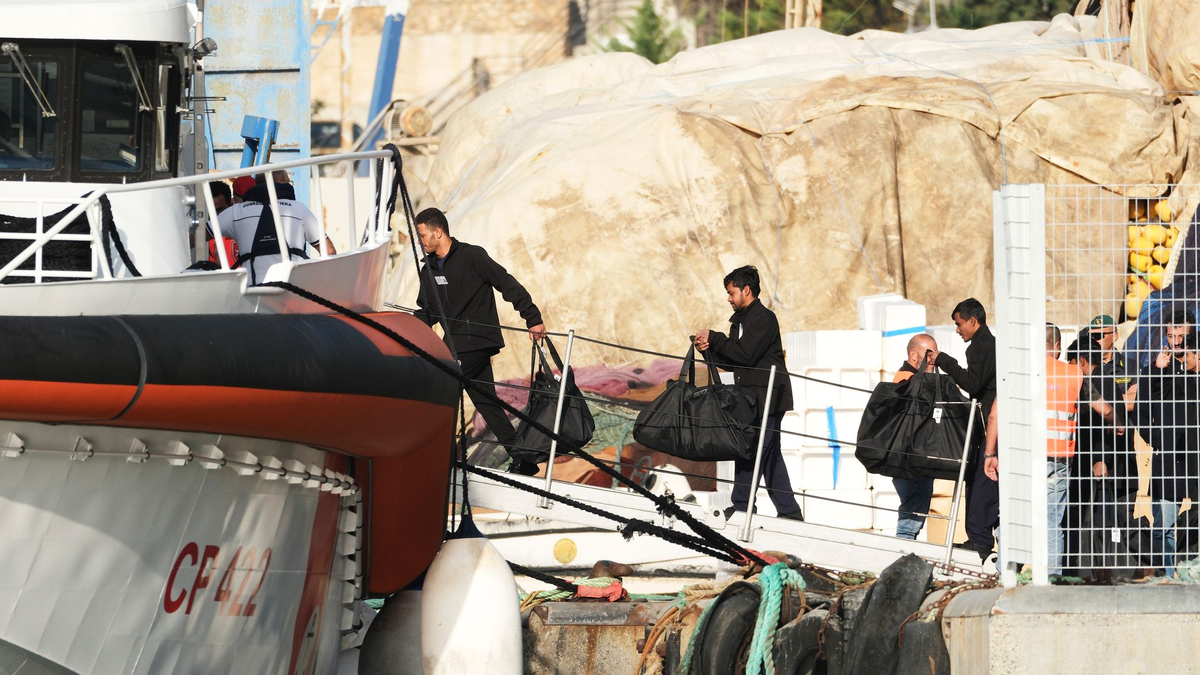 Nach der Entscheidung eines Gerichts in Rom dürfen zwölf Mittelmeer-Flüchtlinge jetzt doch gleich nach Italien. - Foto: Vlasov Sulaj/AP