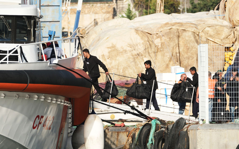 Nach der Entscheidung eines Gerichts in Rom dürfen zwölf Mittelmeer-Flüchtlinge jetzt doch gleich nach Italien. - Foto: Vlasov Sulaj/AP