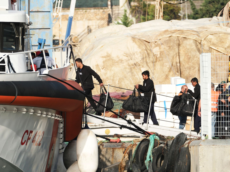Nach der Entscheidung eines Gerichts in Rom dürfen zwölf Mittelmeer-Flüchtlinge jetzt doch gleich nach Italien. - Foto: Vlasov Sulaj/AP