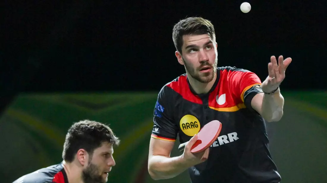 Deutsches EM-Duell: Dimitrij Ovtcharov (l) trifft im Viertelfinale auf seinen Freund Patrick Franziska. - Bild: Han Xu/XinHua/dpa