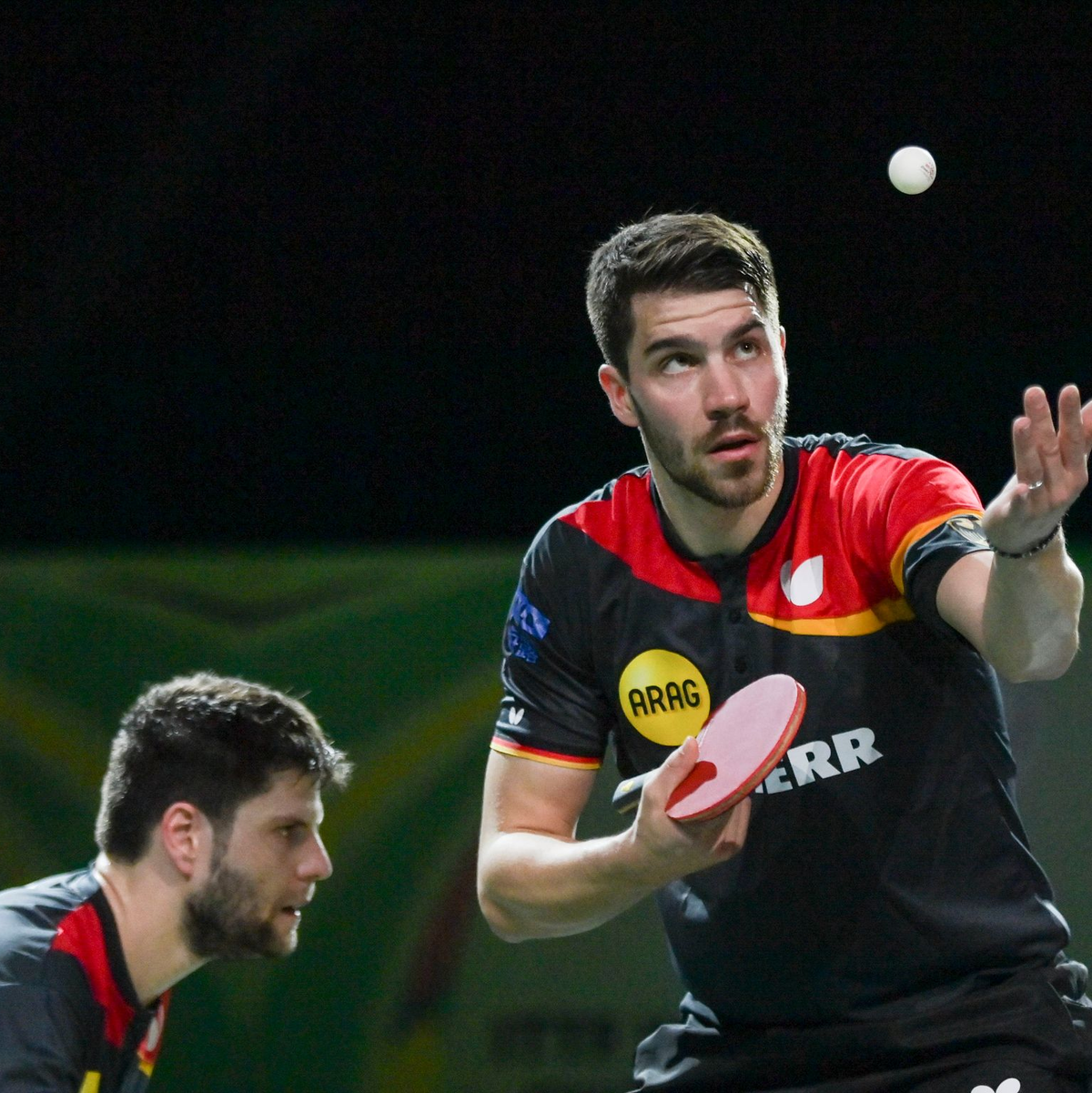 Deutsches EM-Duell: Dimitrij Ovtcharov (l) trifft im Viertelfinale auf seinen Freund Patrick Franziska. - Foto: Han Xu/XinHua/dpa