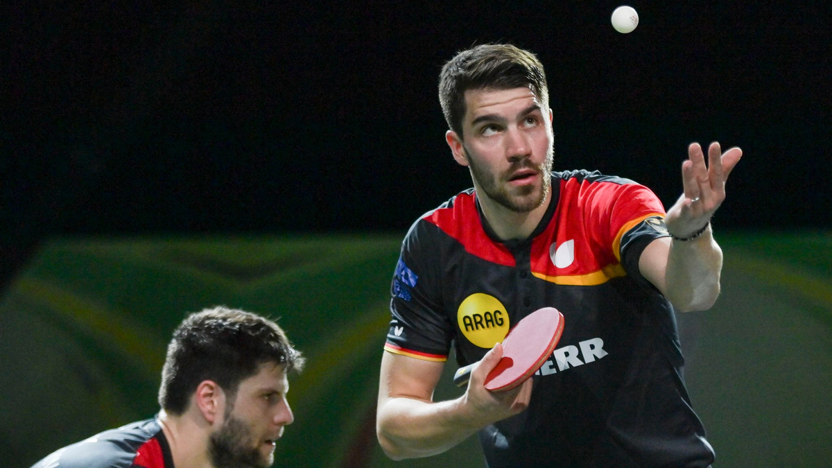 Deutsches EM-Duell: Dimitrij Ovtcharov (l) trifft im Viertelfinale auf seinen Freund Patrick Franziska. - Foto: Han Xu/XinHua/dpa