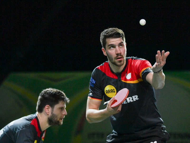 Deutsches EM-Duell: Dimitrij Ovtcharov (l) trifft im Viertelfinale auf seinen Freund Patrick Franziska. - Foto: Han Xu/XinHua/dpa