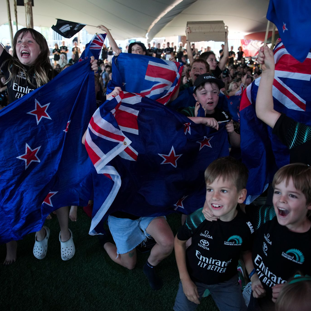 Jubel für Neuseeland: Erstmals gewann ein Team dreimal den America's Cup in Folge. - Foto: Emilio Morenatti/AP/dpa