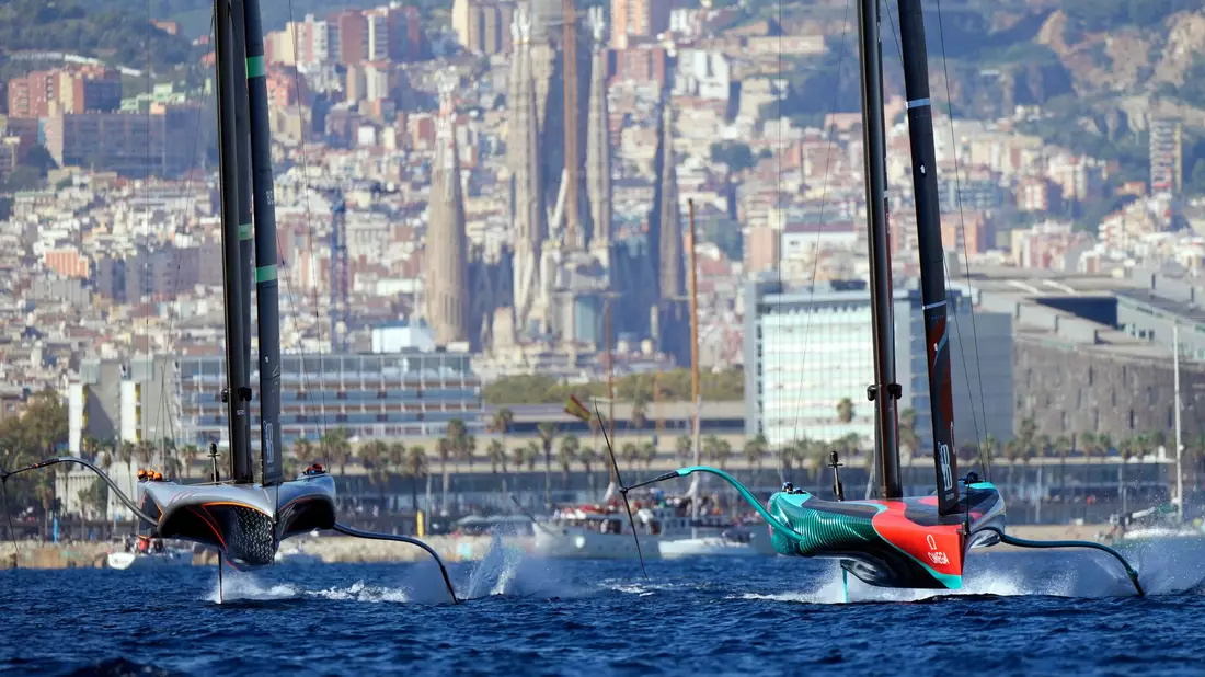 Neuseelands Segler (r) haben erneut den America's Cup gewonnen. - Bild: Bernat Armangue/AP/dpa