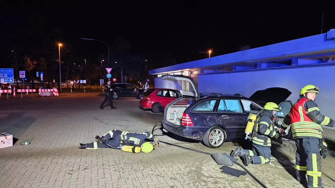 FW-ROW: PKW Brand auf Rastanlage Grundbergsee Nord - Bild: presseportal.de