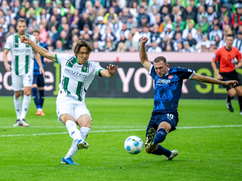 Im Spiel der Gladbacher gegen Heidenheim gab es viele enge Duelle. - Foto: David Inderlied/dpa