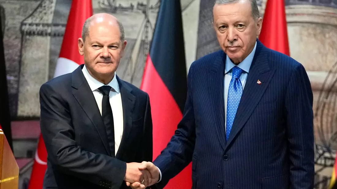 Deutschland und die Türkei wollen wieder enger kooperieren, etwa im Rüstungsbereich - zur offenen Konfrontation von Scholz (l.) und Erdogan kam es dagegen beim Thema Nahost. - Bild: Khalil Hamra/AP/dpa