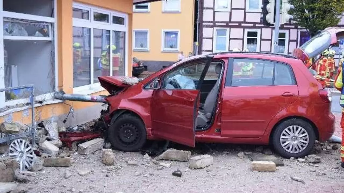 POL-NI: Schwerer Verkehrsunfall mitten in Rodenberg - 87-jährige zum Glück nur leicht verletzt - Bild: presseportal.de