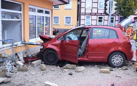 POL-NI: Schwerer Verkehrsunfall mitten in Rodenberg - 87-jährige zum Glück nur leicht verletzt - Foto: presseportal.de