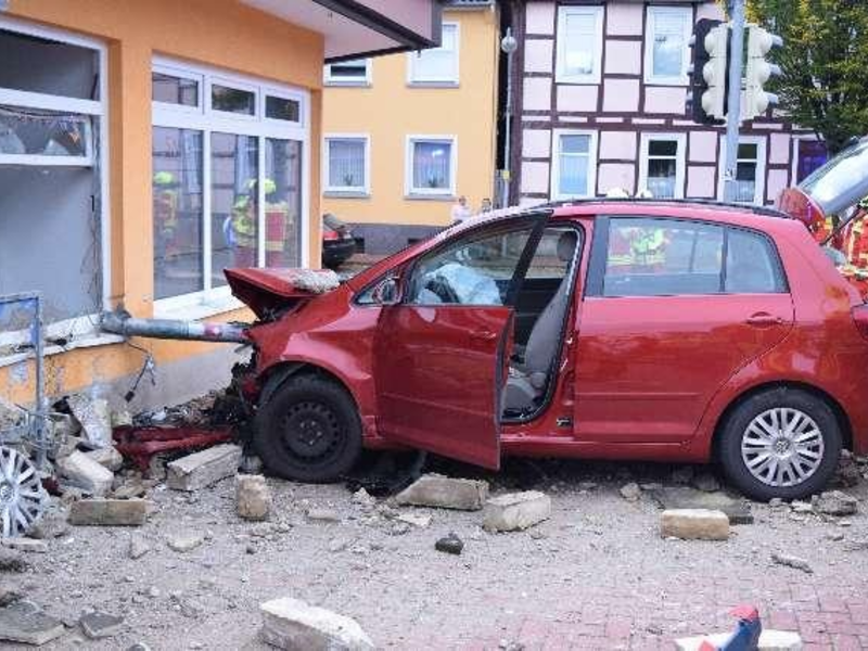 POL-NI: Schwerer Verkehrsunfall mitten in Rodenberg - 87-jährige zum Glück nur leicht verletzt - Foto: presseportal.de