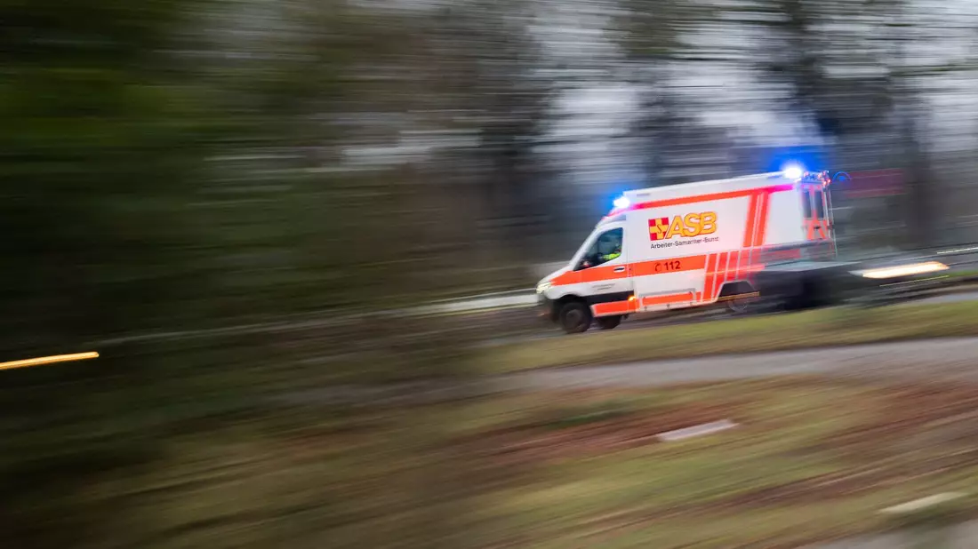 Eine junge Frau ist tödlich verunglückt. (Symbolbild) - Bild: Julian Stratenschulte/dpa