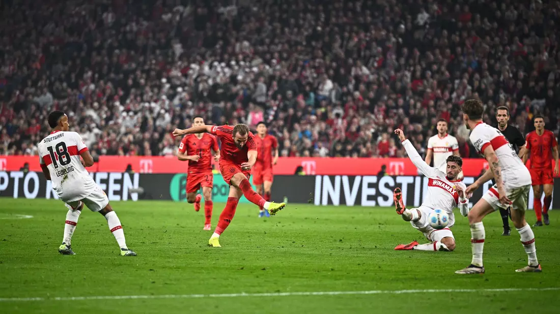 Kane (r) und Müller haben Spaß. - Bild: Tom Weller/dpa