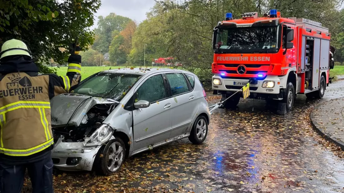 FW-E: Schwerer Verkehrsunfall - Pkw durchbricht Leitplanke und droht Abhang abzurutschen - Bild: presseportal.de