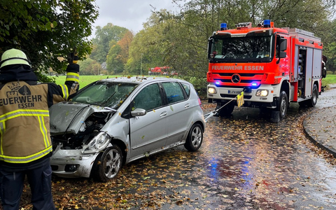 FW-E: Schwerer Verkehrsunfall - Pkw durchbricht Leitplanke und droht Abhang abzurutschen - Foto: presseportal.de