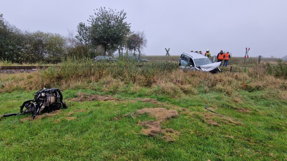 FFW Schiffdorf: Zug schleudert Pkw an Bahnübergang von Fahrbahn: 52 Personen aus Zug evakuiert - Foto: presseportal.de