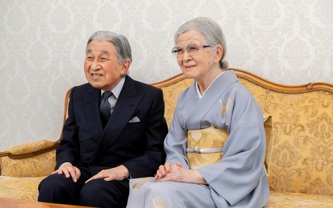 Japans frühere Kaiserin Michiko wird 90 Jahre alt. Ihr Mann, Ex-Kaiser Akihito, macht sich um sie Sorgen. (Archivbild) - Foto: Uncredited/Imperial Household Agency via AP/dpa Japans frühere Kaiserin Michiko wird 90 Jahre alt. Ihr Mann, Ex-Kaiser Akihito, macht sich um sie Sorgen. (Archivbild) - Foto: Uncredited/Imperial Household Agency via AP/dpa