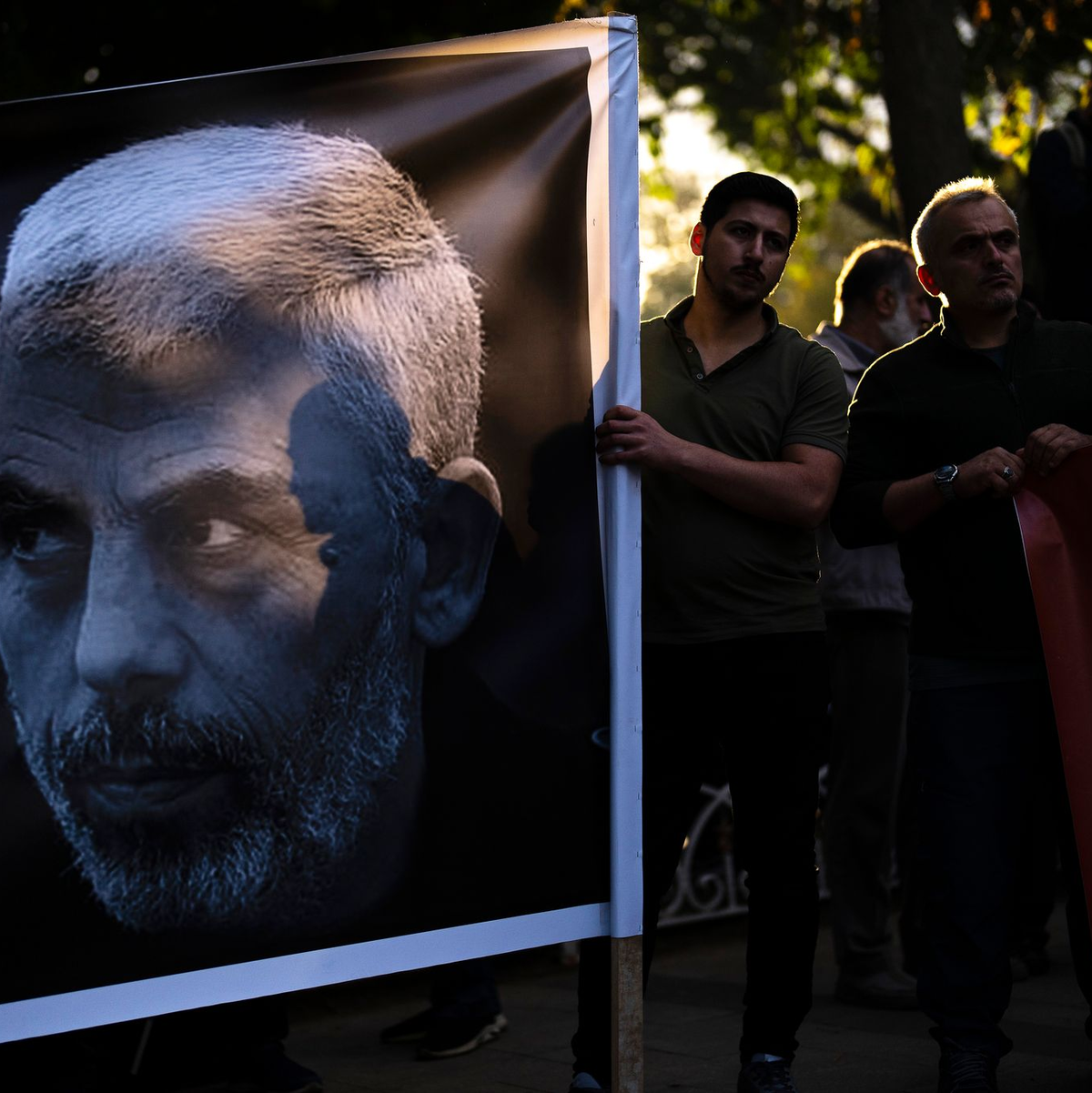 Israels Militär zeigt Bilder des Hamas-Anführers Sinwar am Vorabend des Massakers vom 7. Oktober 2023. - Foto: Francisco Seco/AP/dpa