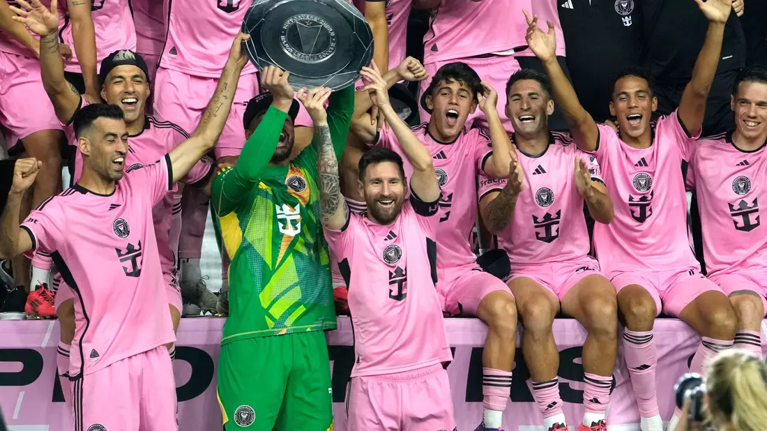 Lionel Messi (M.) führte Inter Miami zum Punkterekord. - Bild: Lynne Sladky/AP/dpa