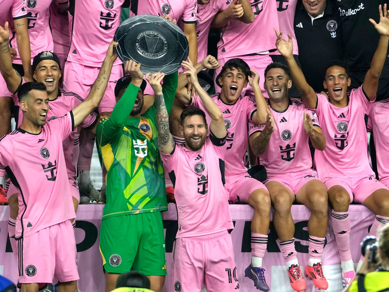 Lionel Messi (M.) führte Inter Miami zum Punkterekord. - Foto: Lynne Sladky/AP/dpa