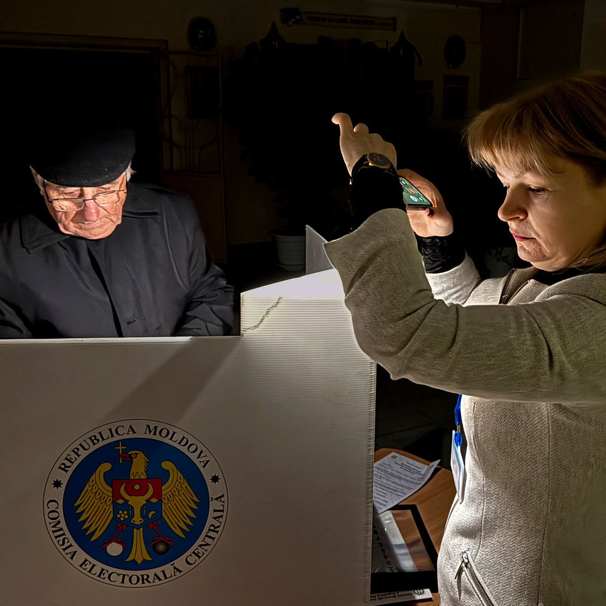 In der völlig verarmten Ex-Sowjetrepublik Moldau stimmen die Menschen bei einer Präsidentenwahl und einem EU-Referendum über die Zukunft des Landes ab. - Foto: Nicolae Dumitrache/AP