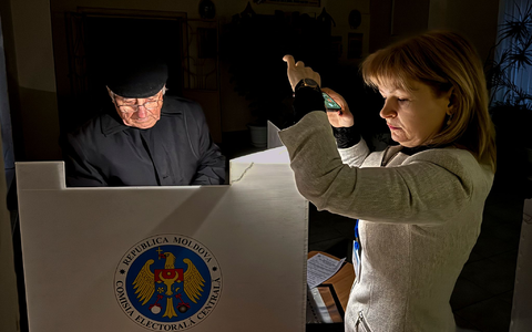 In der völlig verarmten Ex-Sowjetrepublik Moldau stimmen die Menschen bei einer Präsidentenwahl und einem EU-Referendum über die Zukunft des Landes ab. - Foto: Nicolae Dumitrache/AP