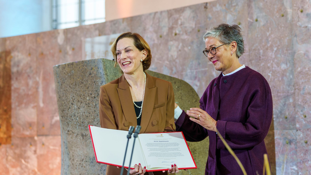 Anne Applebaum bekommt den Friedenspreis des Deutschen Buchhandels von Karin Schmidt-Friderichs, Vorsteherin des Börsenvereins des Deutschen Buchhandels.  - Foto: Andreas Arnold/dpa Pool/dpa