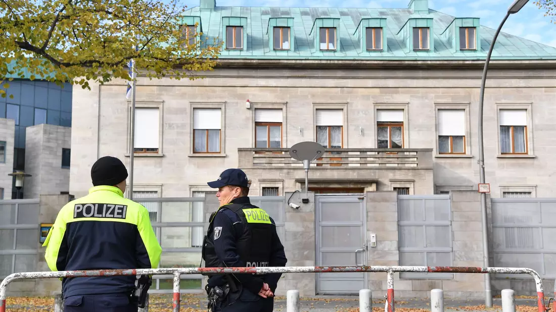 Die Bundesanwaltschaft wirft dem Tatverdächtigen vor, einen Anschlag mit Schusswaffen auf die israelische Botschaft in Berlin geplant zu haben.  - Bild: Paul Zinken/dpa
