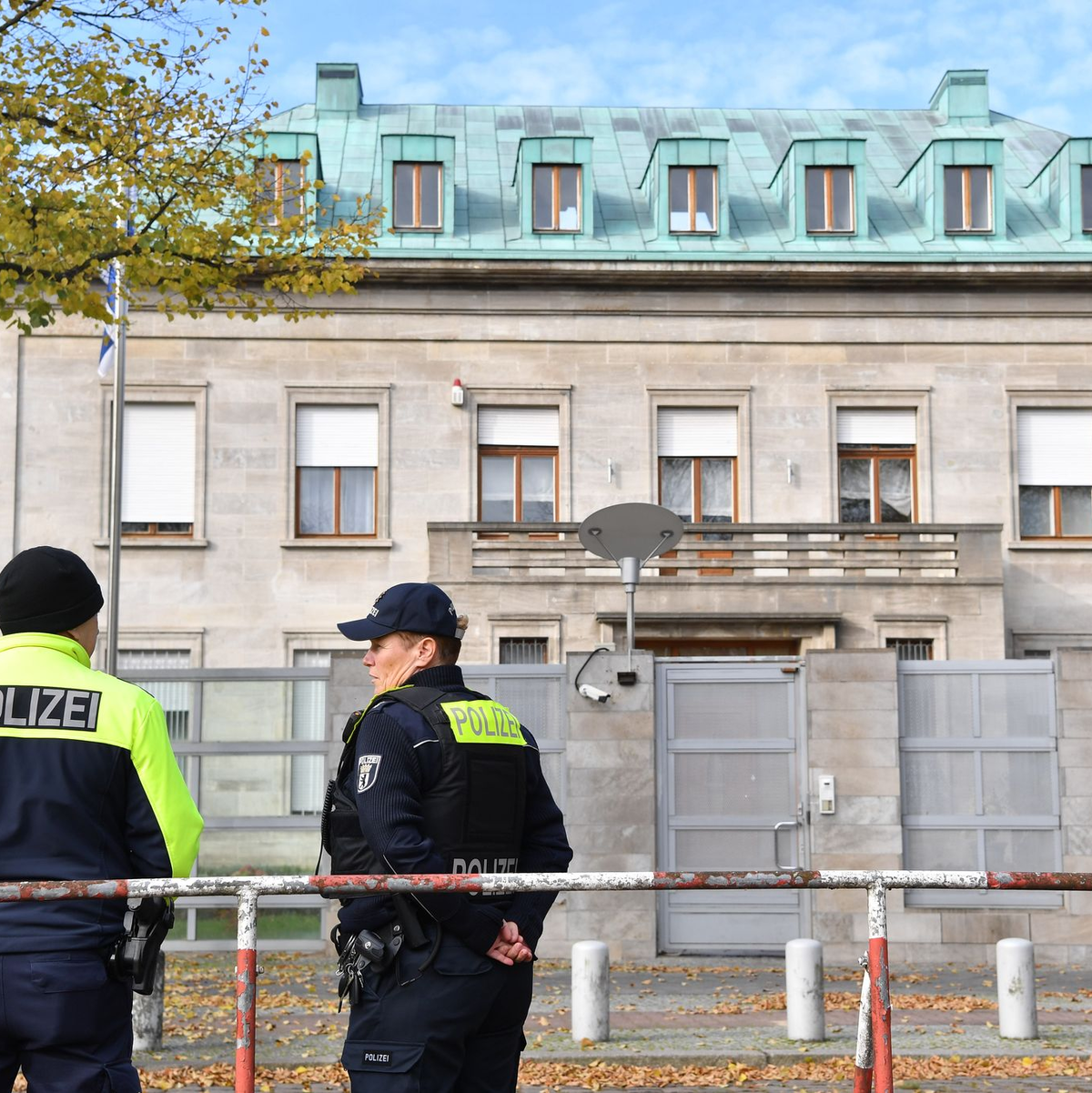 Die Bundesanwaltschaft wirft dem Mann vor, einen Anschlag mit Schusswaffen auf die israelische Botschaft geplant zu haben. - Foto: Paul Zinken/dpa