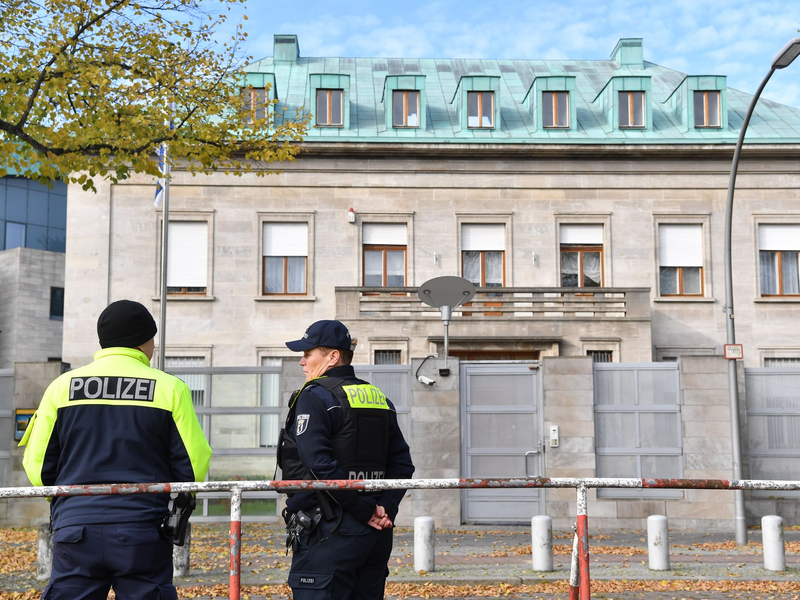 Die Bundesanwaltschaft wirft dem Tatverdächtigen vor, einen Anschlag mit Schusswaffen auf die israelische Botschaft in Berlin geplant zu haben.  - Foto: Paul Zinken/dpa