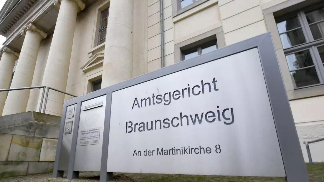 Ein Mann muss nach einem Messerangriff bei Peine vor einen Untersuchungsrichter. (Archivbild)  - Bild: Holger Hollemann/dpa