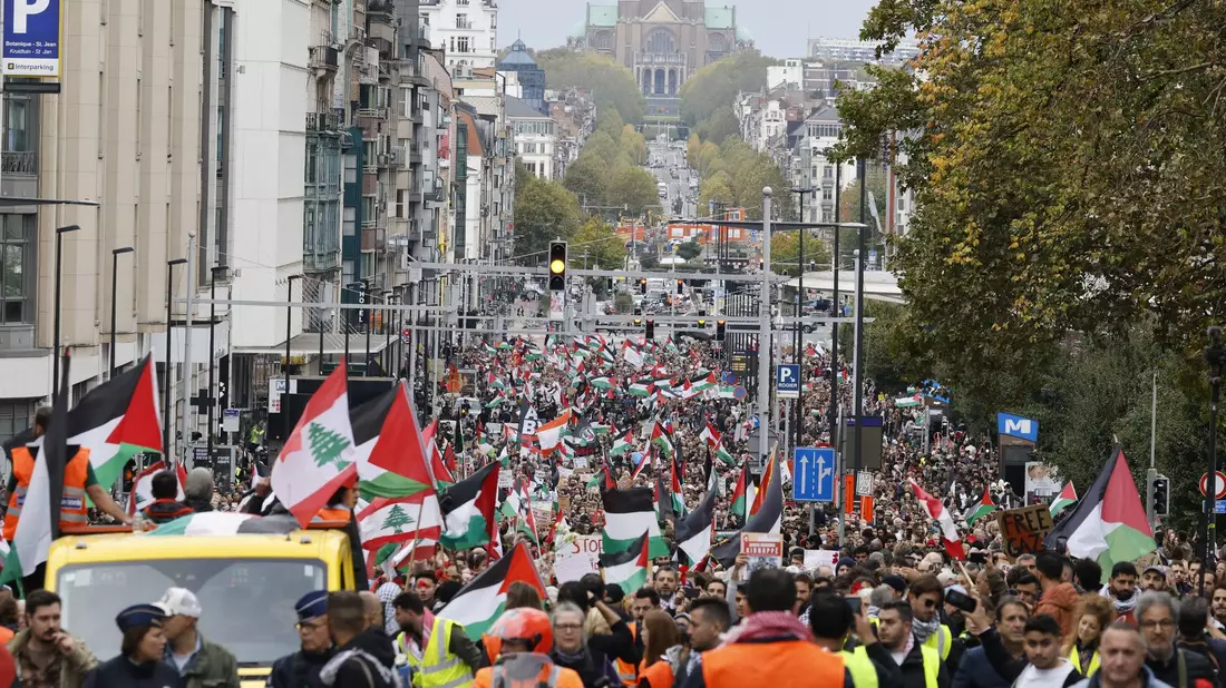 Die Demonstranten zogen vom Nordbahnhof der belgischen Hauptstadt in das Europaviertel. - Bild: Nicolas Maeterlinck/Belga/dpa