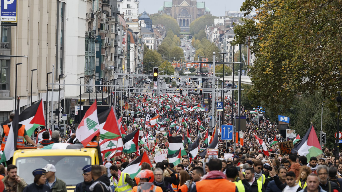 Die Demonstranten zogen vom Nordbahnhof der belgischen Hauptstadt in das Europaviertel. - Foto: Nicolas Maeterlinck/Belga/dpa
