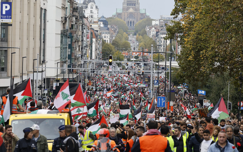 Die Demonstranten zogen vom Nordbahnhof der belgischen Hauptstadt in das Europaviertel. - Foto: Nicolas Maeterlinck/Belga/dpa
