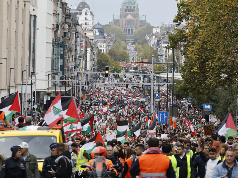 Die Demonstranten zogen vom Nordbahnhof der belgischen Hauptstadt in das Europaviertel. - Foto: Nicolas Maeterlinck/Belga/dpa