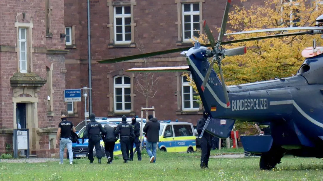 Der in Bernau festgenommene Verdächtige wurde per Hubschrauber zur Haftvorführung nach Karlsruhe gebracht. - Bild: René Priebe/dpa