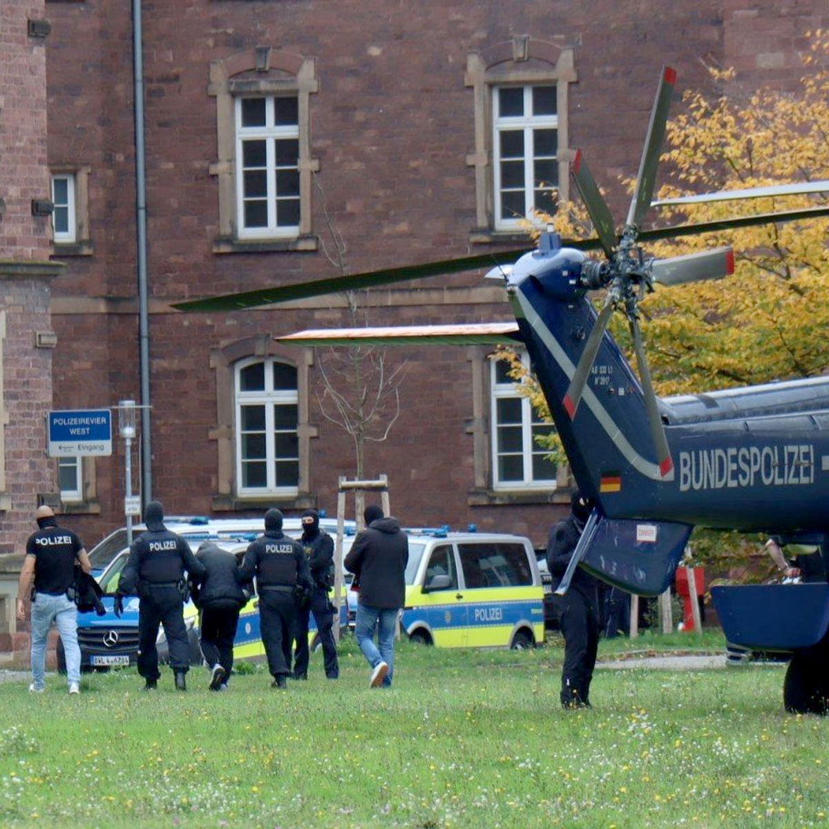 Der in Bernau festgenommene Verdächtige wurde per Hubschrauber zur Haftvorführung nach Karlsruhe gebracht. - Foto: René Priebe/dpa