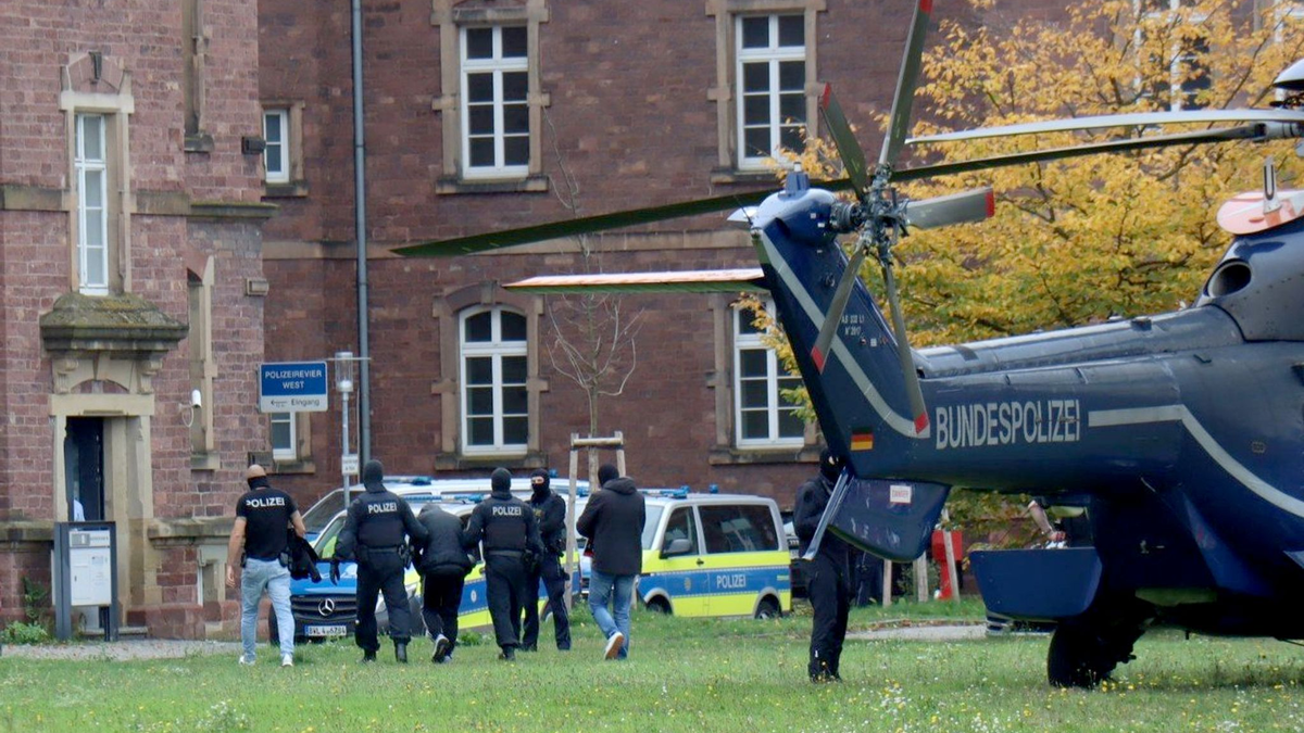 Der in Bernau festgenommene Verdächtige wurde per Hubschrauber zur Haftvorführung nach Karlsruhe gebracht. - Foto: René Priebe/dpa