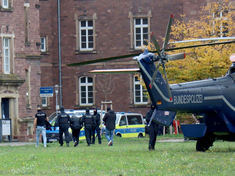 Der in Bernau festgenommene Verdächtige wurde per Hubschrauber zur Haftvorführung nach Karlsruhe gebracht. - Foto: René Priebe/dpa