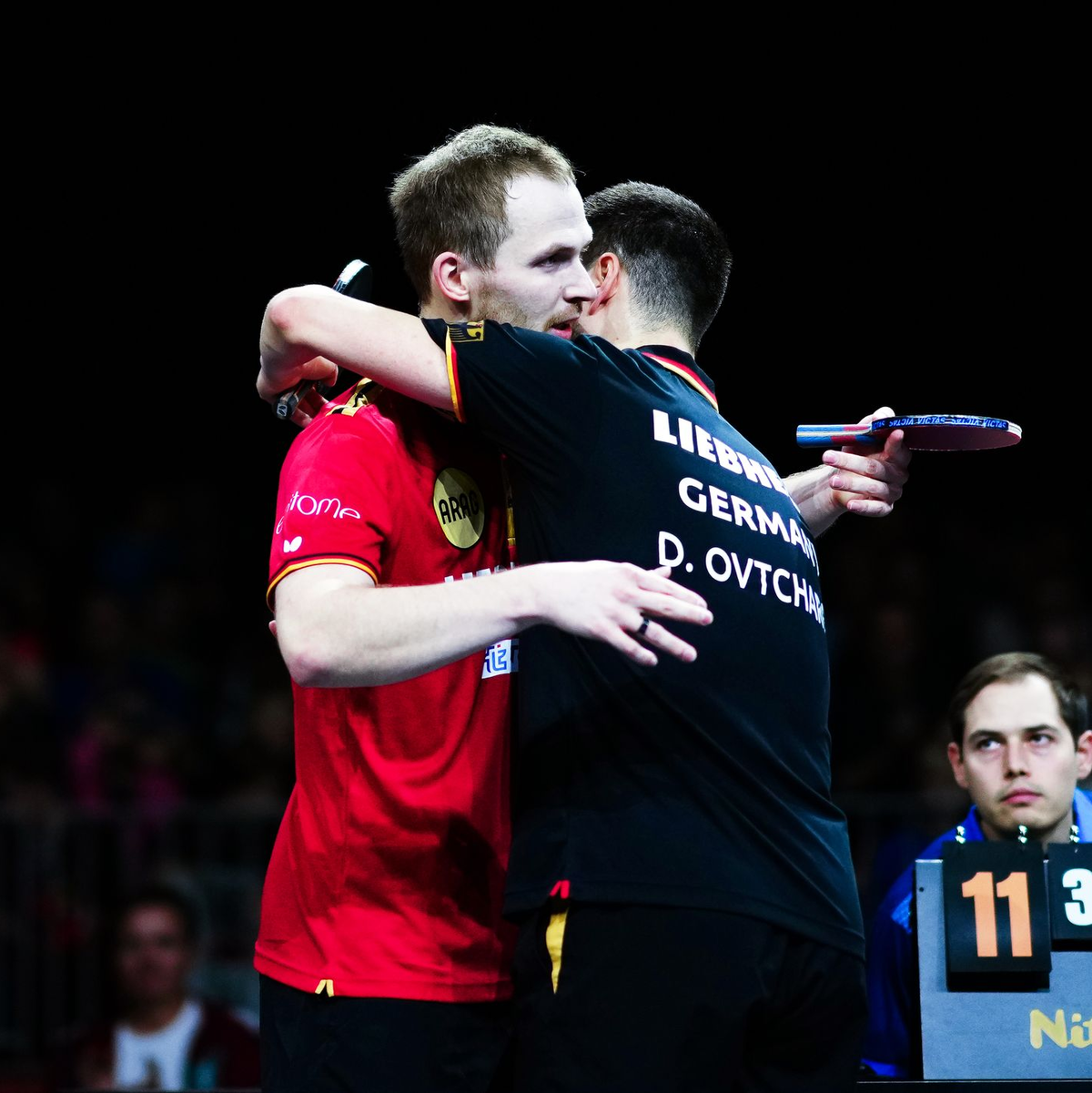 Deutsches Duell bei der Tischtennis-EM: Benedikt Duda (l) schlägt überraschend Dimitrij Ovtcharov. - Foto: Eva Manhart/APA/dpa