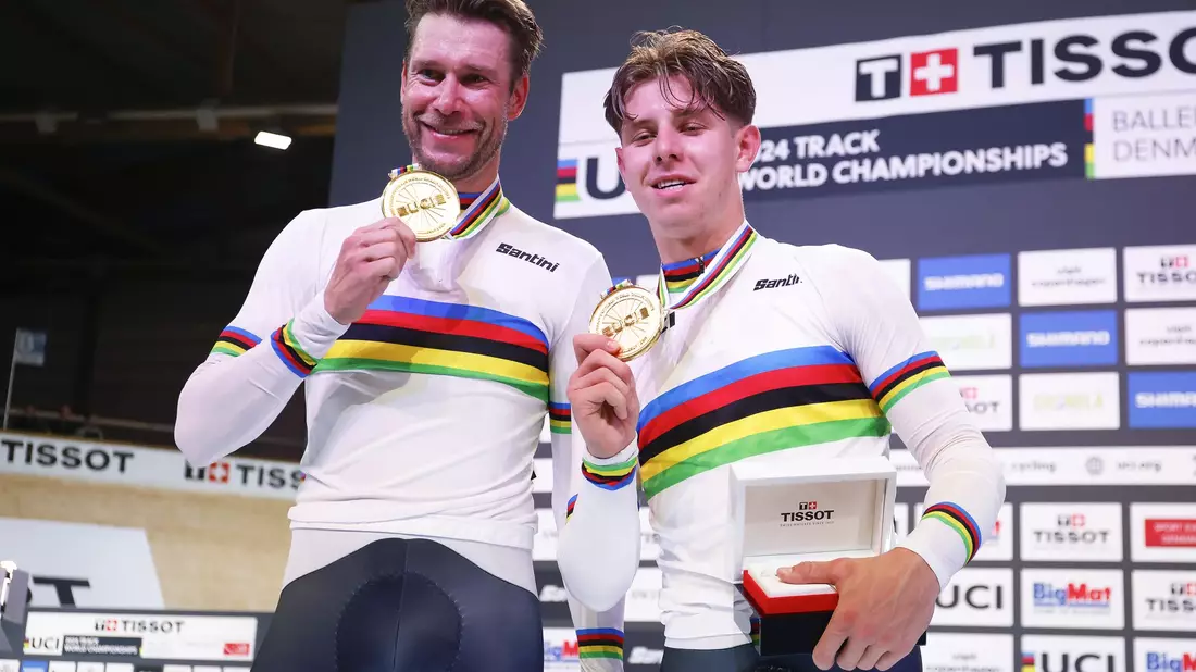 Roger Kluge (l) und Tim Torn Teutenberg feiern Gold bei der Bahnrad-WM. - Bild: Stefano Cavasino/LiveMedia/IPA/dpa
