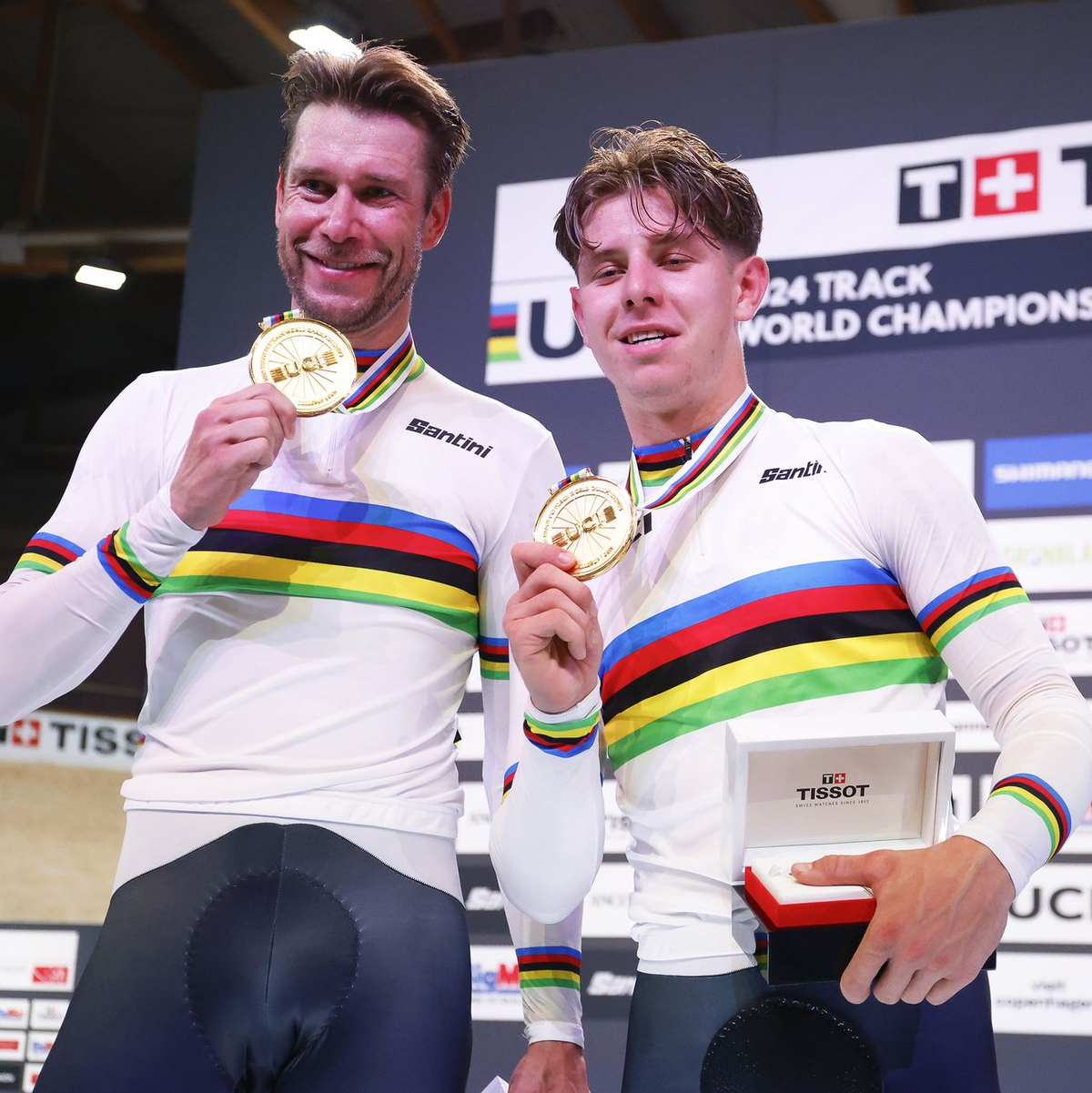 Roger Kluge (l) und Tim Torn Teutenberg feiern Gold bei der Bahnrad-WM. - Foto: Stefano Cavasino/LiveMedia/IPA/dpa