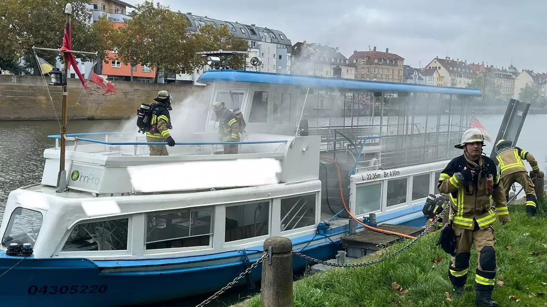 FW Stuttgart: Brand auf Ausflugsschiff - Bild: presseportal.de