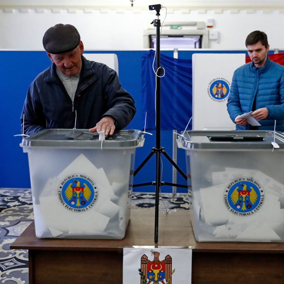 Die Menschen in Moldau konnten nicht nur über das Präsidentenamt abstimmen, sondern auch über die Verankerung des EU-Kurses in der Verfassung. - Foto: Cristian Cristel/XinHua/dpa