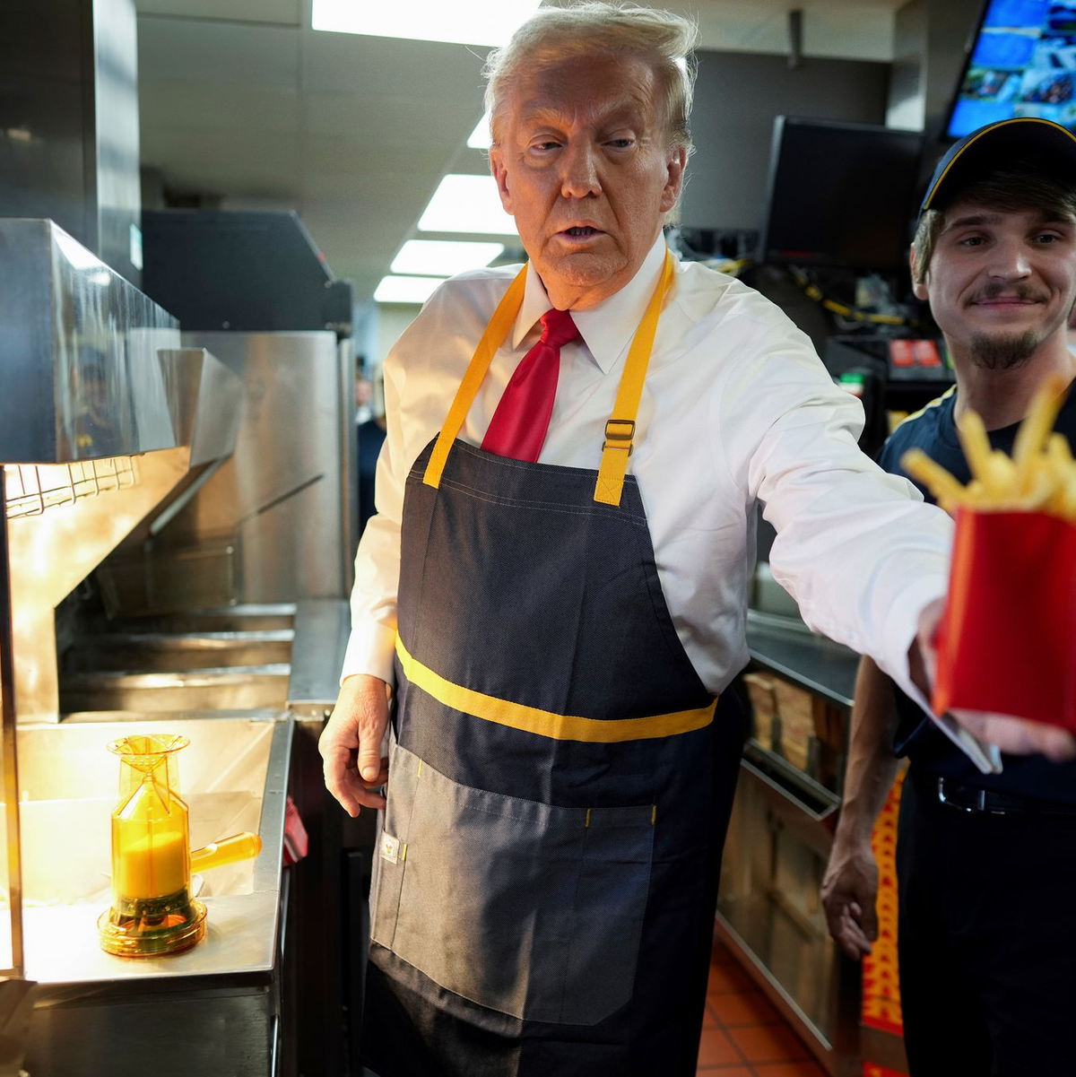 Ex-US-Präsident Donald Trump ließ sich im Präsidentschaftswahlkampf ebenfalls an einer McDonald's-Fritteuse ablichten. (Archivbild) - Foto: Doug Mills/The New York Times Pool via AP/dpa