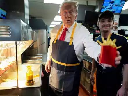 Ex-US-Präsident Donald Trump ließ sich im Präsidentschaftswahlkampf ebenfalls an einer McDonald's-Fritteuse ablichten. (Archivbild) - Foto: Doug Mills/The New York Times Pool via AP/dpa