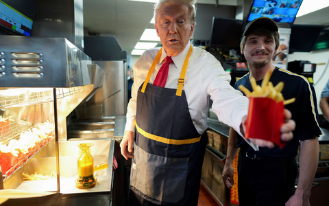 Trump lässt sich bei McDonald's die Fritteuse zeigen. - Foto: Doug Mills/The New York Times Pool via AP/dpa