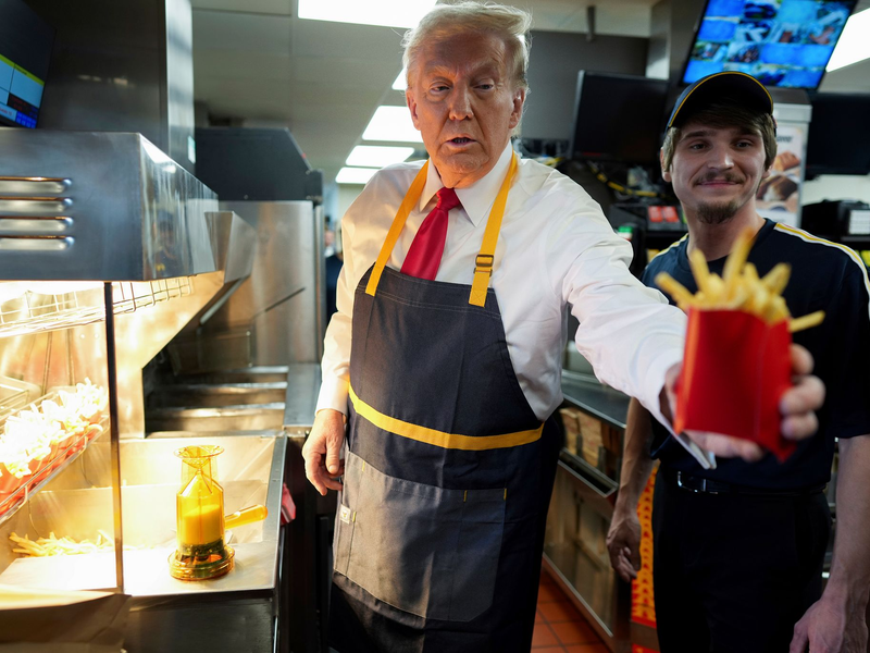 Trump lässt sich bei McDonald's die Fritteuse zeigen. - Foto: Doug Mills/The New York Times Pool via AP/dpa