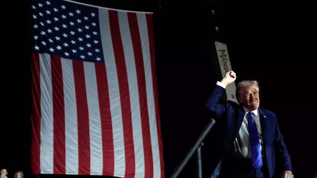 Trump fällt immer wieder mit Beleidigungen auf. (Archivbild) - Bild: Evan Vucci/AP/dpa
