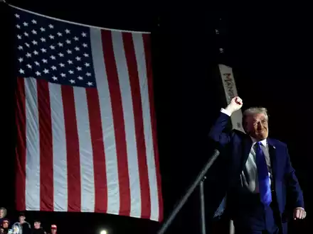 Trump fällt immer wieder mit Beleidigungen auf. (Archivbild) - Foto: Evan Vucci/AP/dpa